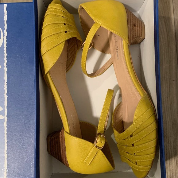 Mid-Height Delights Peep Toe Heel - Picture 5 of 8